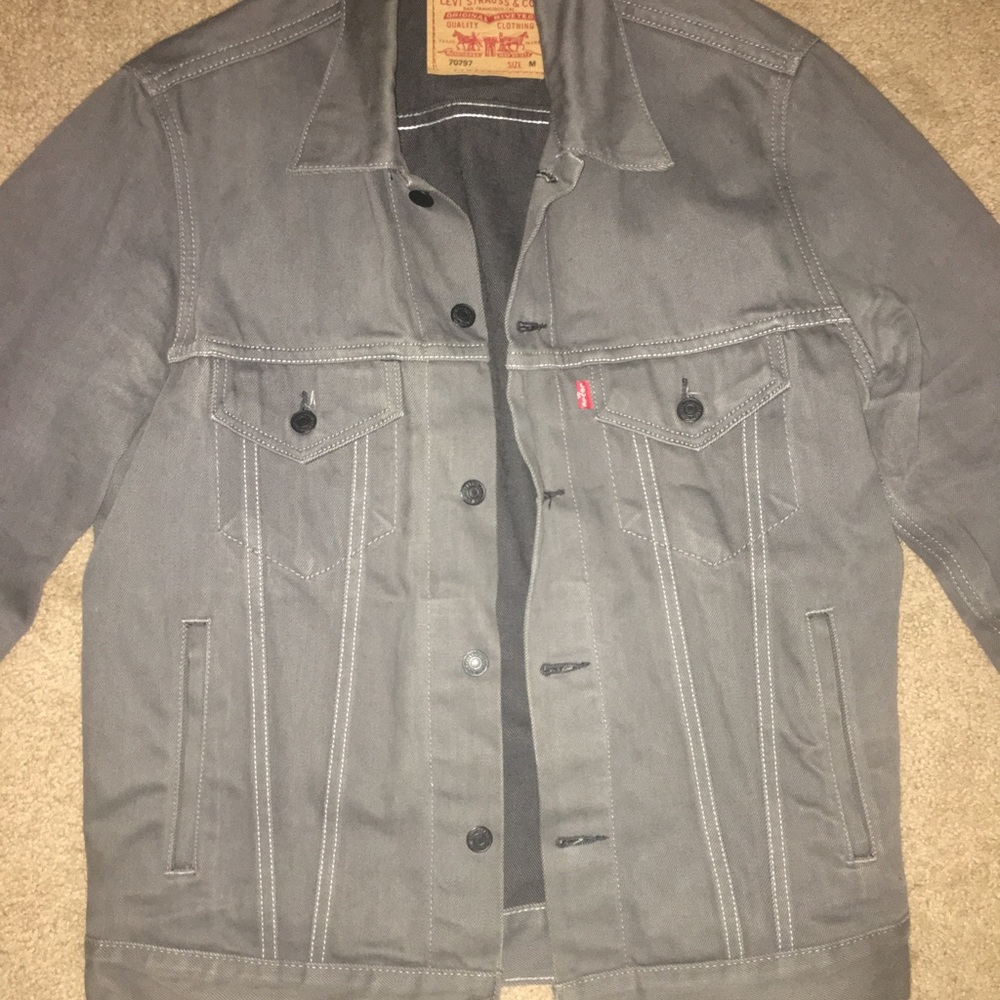Men’s Levi jacket.